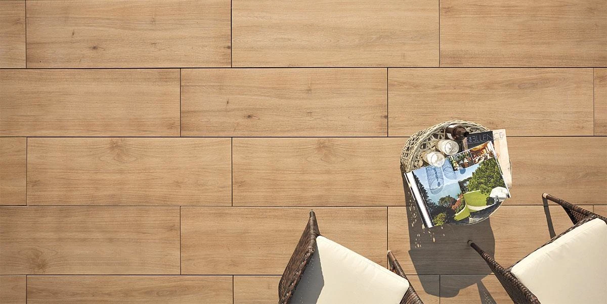 jasne płytki drenopodobne w ciepłym kolorze.webp